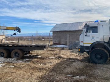 В с. Прис Цхинвальского района сотрудники поисково-спасательного отряда МЧС Южной Осетии оказали содействие в буксировке транспортного средства водителю КамАЗа