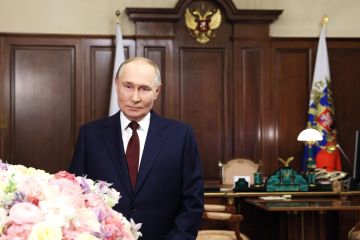 Путин поздравил российских женщин с 8 Марта