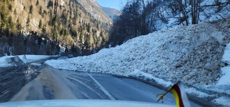 На Транскаме в районе с. Дзомагъ сошла лавина, перекрывшая дорожное полотно