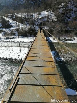 В Ленингорском районе Южной Осетии близится к завершению строительство пешеходного моста, обеспечивающего доступ к селам правобережной части района