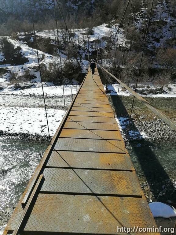 В Ленингорском районе Южной Осетии  близится к завершению строительство пешеходного моста, обеспечивающего доступ к селам правобережной части района