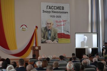 Символ мудрости и мужества: в парламенте Южной Осетии почтили память Знаура Гассиева