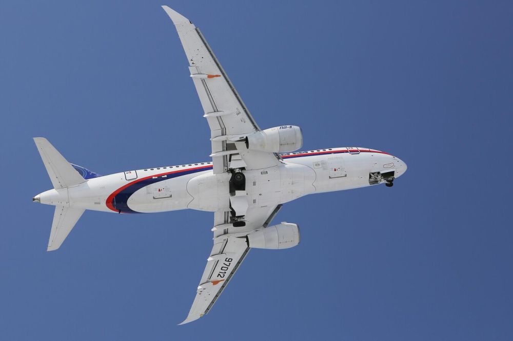 Самолет Superjet совершил первый полет с российским двигателем ПД-8