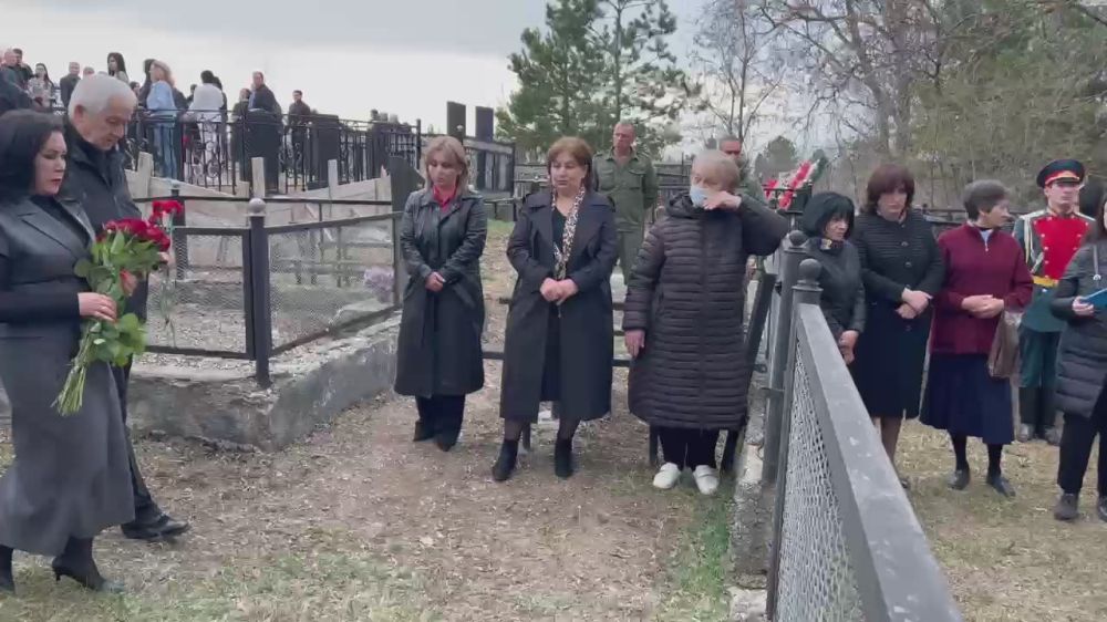 В Южной Осетии проходит церемония возложения цветов к могиле жертв Ередской трагедии