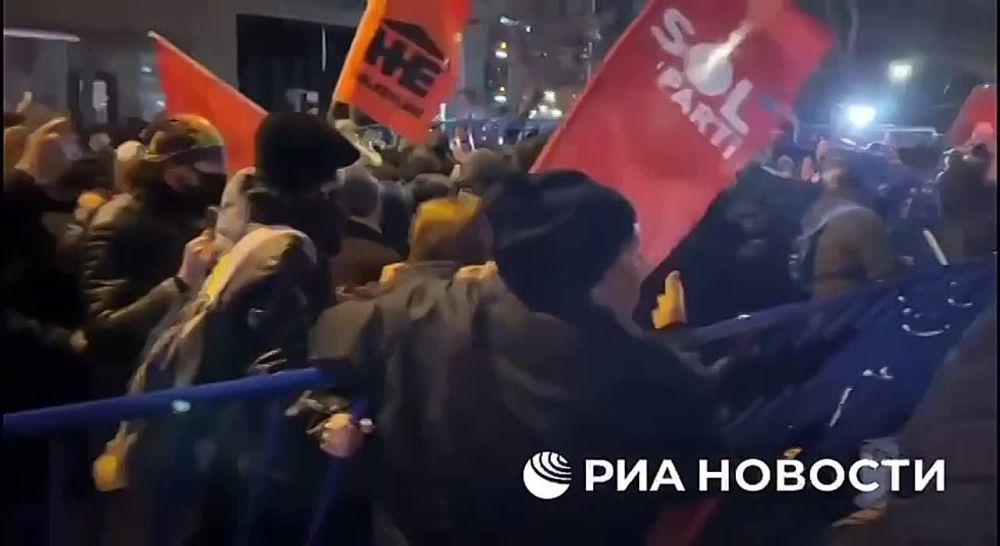 В Анкаре и Стамбуле 3-й день подряд люди выходят на акции протеста в поддержку задержанного мэра Экрема Имамоглу, передает корреспондент РИА Новости