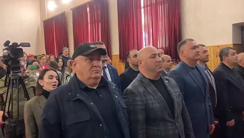 В поселке Знаур Знаурского района походит награждение победителей спортивных турниров по футболу, настольному теннису и бильярду, приуроченных к 80-летию Победы в Великой Отечественной войне