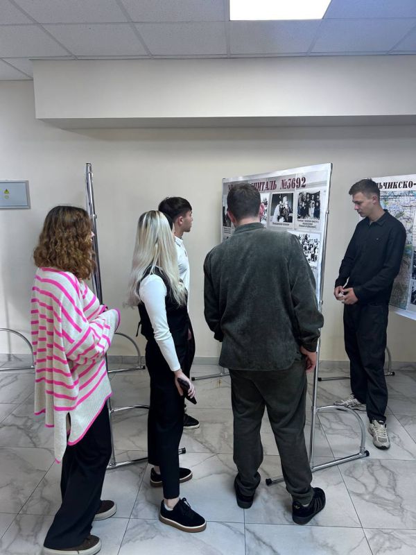 Подготовленная Посольством России в Южной Осетии фотовыставка, приуроченная к 80-летию Победы, представлена вниманию учащихся и преподавательского состава средней общеобразовательной школы № 3