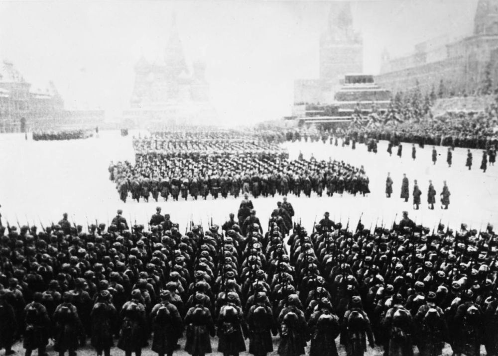 Парад на Красной площади 7 ноября 1941 года в честь 24-й годовщины Великой Октябрьской социалистической революции