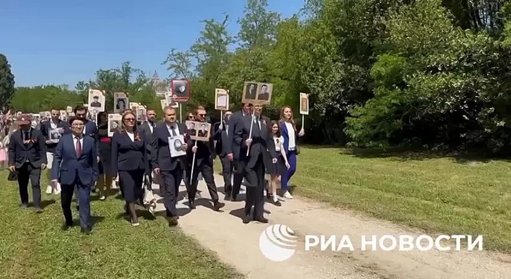 Шествие "Бессмертного полка" и открытие мурала ко Дню Победы прошли на вилле Абамелек - резиденции посла России в Италии, передает корреспондент РИА Новости