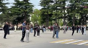 На Театральной площади Цхинвала проходит генеральная репетиция флешмоба "Вальс Победы”