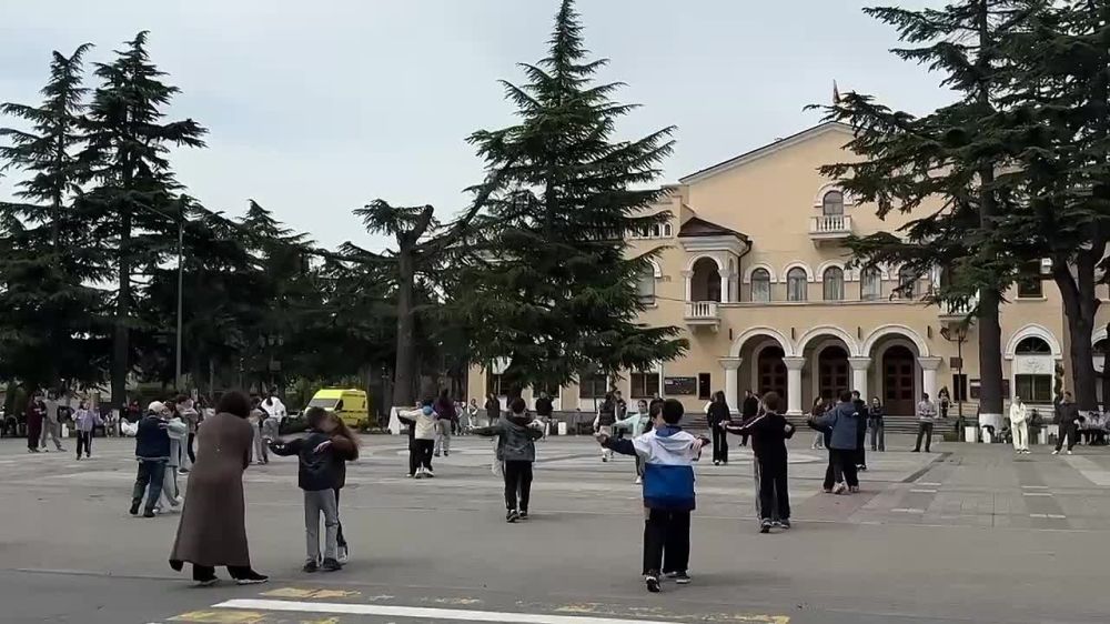 На Театральной площади столицы города-героя Цхинвал проходит генеральная репетиция флешмоба, приуроченного к празднованию 80-летия Победы в Великой Отечественной войне