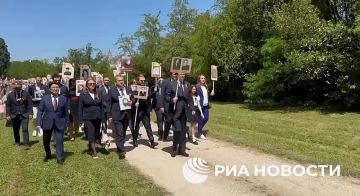 Шествие "Бессмертного полка" и открытие мурала ко Дню Победы прошли на вилле Абамелек - резиденции посла России в Италии, передает корреспондент РИА Новости