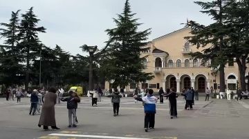 На Театральной площади столицы города-героя Цхинвал проходит генеральная репетиция флешмоба, приуроченного к празднованию 80-летия Победы в Великой Отечественной войне