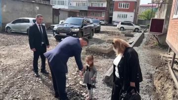 Президент Алан Гаглоев утром в пятницуосмотрел придомовые территории в конце проспекта Алана Джиоева