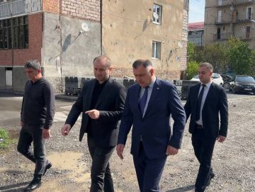 Президент Алан Гаглоев проинспектировал в пятницу утром ход работ по благоустройству дворов в Цхинвале
