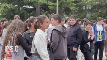 На Театральной площади столицы Южной Осетии прошла репетиция масштабного флешмоба под названием «Вальс Победы»