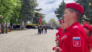 Международная акция "Эстафета Победы" проходит на Аллее Славы у Вечного огня в столице Южной Осетии