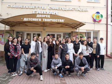 Юные танцоры Дворца детского творчества отправились в Сочи для участия в Международном фестивале-конкурсе «Салют талантов», который пройдет с 3 по 8 мая