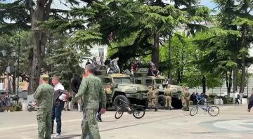 На Театральной площади в Цхинвале проходит выставка вооружения и техники 4-й военной базы, Минобороны Республики Южная Осетия и пограничного управления ФСБ России