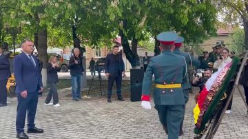 Президент Алан Гаглоев, посол России Марат Кулахметов, руководители правительства, депутаты парламента, участники акции «Эстафета Победы» возложили венки к Вечному огню, где прошел торжественный митинг в преддверии Дня Победы