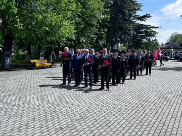 3 мая в Цхинвале Посол М.М.Кулахметов принял участие в церемонии возложения цветов к Вечному огню, приуроченной к 80-ой годовщине Великой Победы