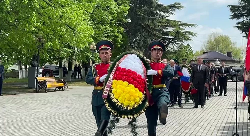 В рамках акции "Эстафета Победы" в Цхинвале руководство республики во главе с Аланом Гаглоевым, посол России Марат Кулахметов и другие участники акции возложили цветы к Вечному огню на Аллее Славы