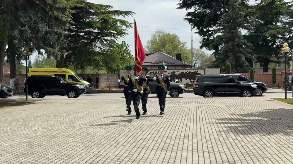 В Цхинвале проходит торжественный митинг, посвященный 80-й годовщине Победы советского народа в Великой Отечественной войне в рамках "Эстафеты Победы" вдоль внешних границ государств – участников СНГ