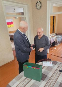 Посол России в Южной Осетии М.М.Кулахметов поздравил тружеников тыла Б.Г.Джиоева, З.Е.Тигиеву и В.С.Джабиева и вручил им поздравительные послания от Президента РФ В.В.Путина