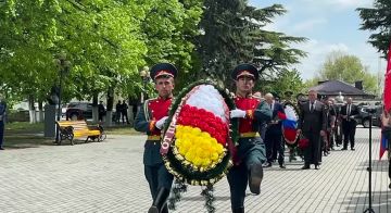 В рамках акции "Эстафета Победы" в Цхинвале руководство республики во главе с Аланом Гаглоевым, посол России Марат Кулахметов и другие участники акции возложили цветы к Вечному огню на Аллее Славы