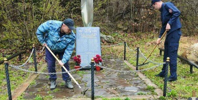Сотрудники УВД Дзауского района Южной Осетии провели субботник на территории памятника участникам Великой Отечественной войны в селе Тли