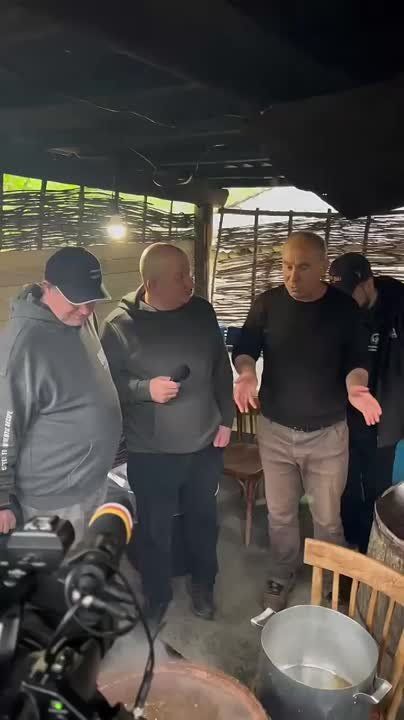 Группа российских блогеров, журналистов и пивоваров, специализирующихся на пивной тематике, посетили домашнюю пивоварню в селе Нижний Горет в Цхинвальском районе