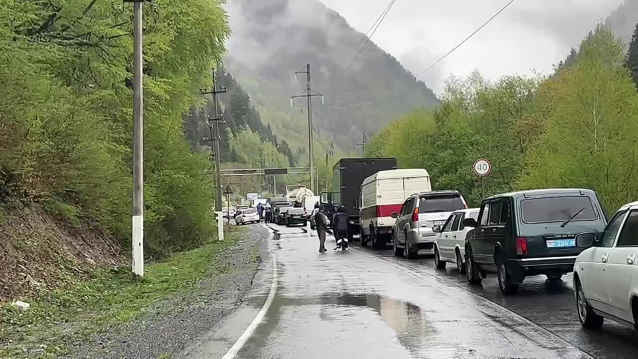 В районе села Уанел Дзауского района образовалась пробка, водители в ожидании открытия Транскама
