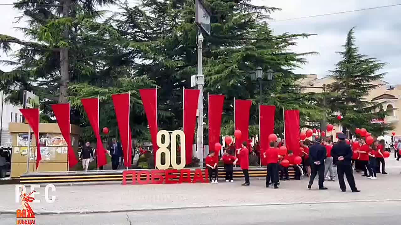 На Театральной площади Цхинвала прошел масштабный флешмоб «Вальс Победы», посвящённый 80-летию Великой Победы!
