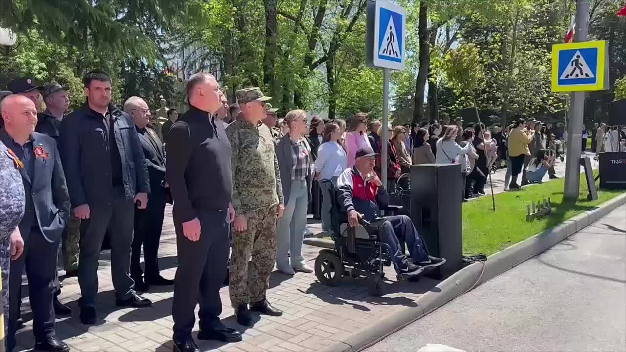 Президент Алан Гаглоев посетил в среду генеральную репетицию военного парада ко Дню Победы в Цхинвале