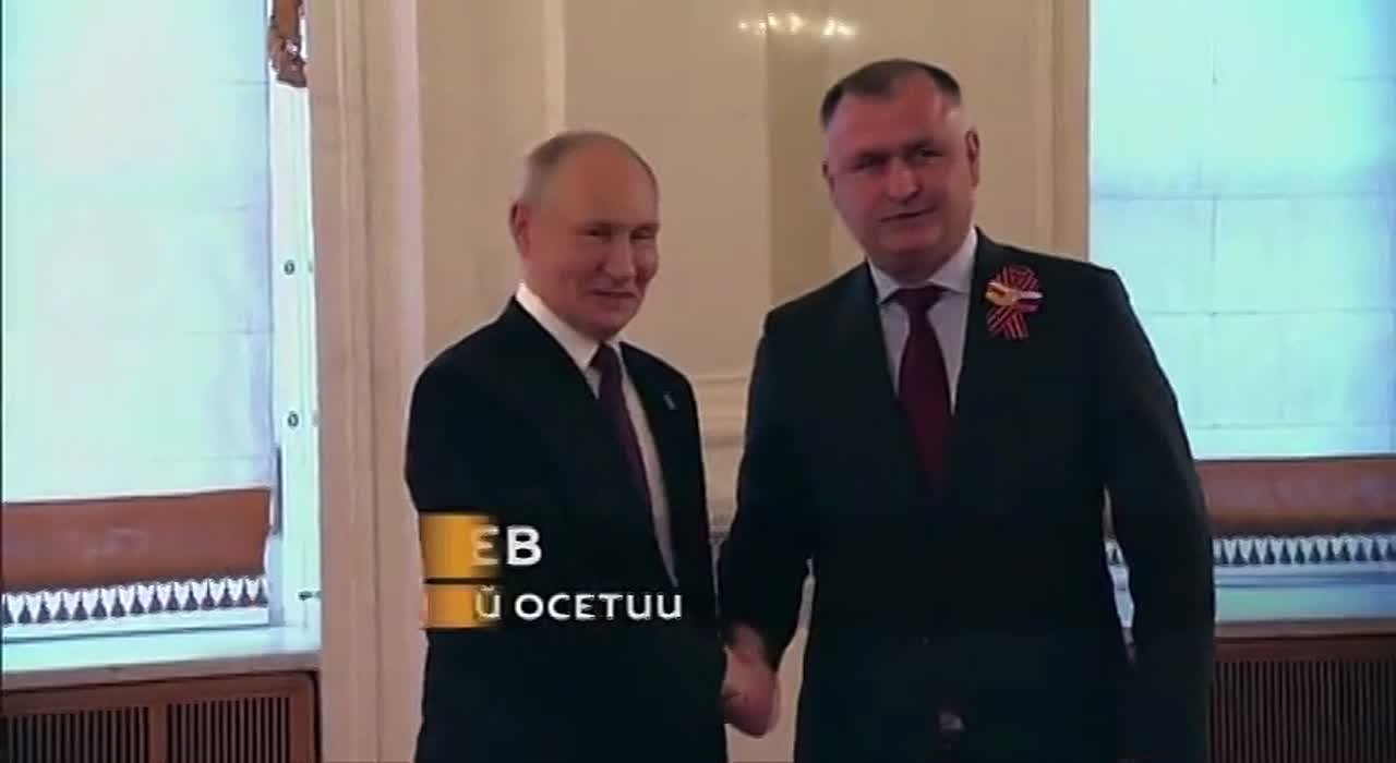 Встреча Владимира Путина и Алана Гаглоева в Кремлевском дворце перед торжественным обедом от имени президента России