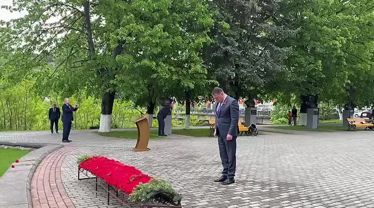 На Аллее Славы у Вечного огня проходит церемония возложения Гирлянды Памяти и Славы, цветов и венков Героям Великой Отечественной войны