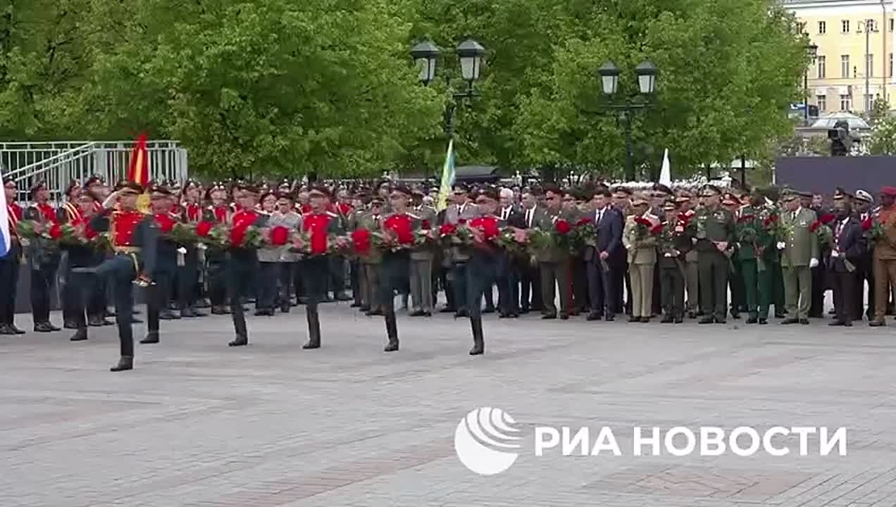 Министр обороны РФ Андрей Белоусов и главы иностранных делегаций возложили цветы к Могиле Неизвестного Солдата в Москве
