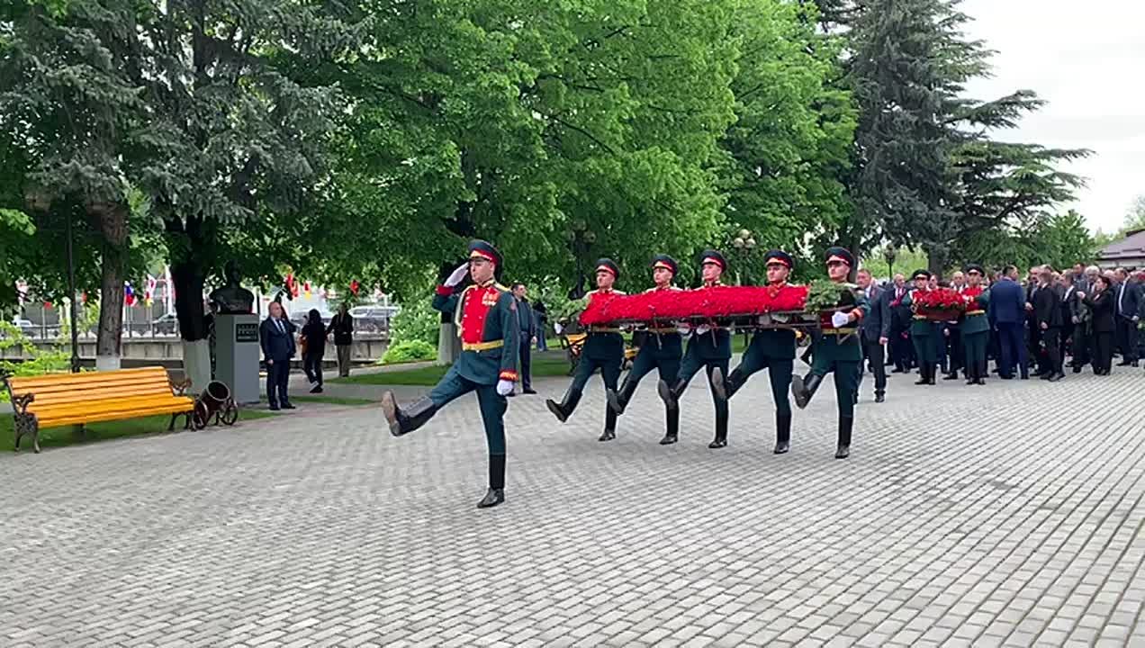 В Цхинвале проходит церемония возложения Гирлянды Памяти и Славы, цветов и венков к Вечному огню на Аллее Славы