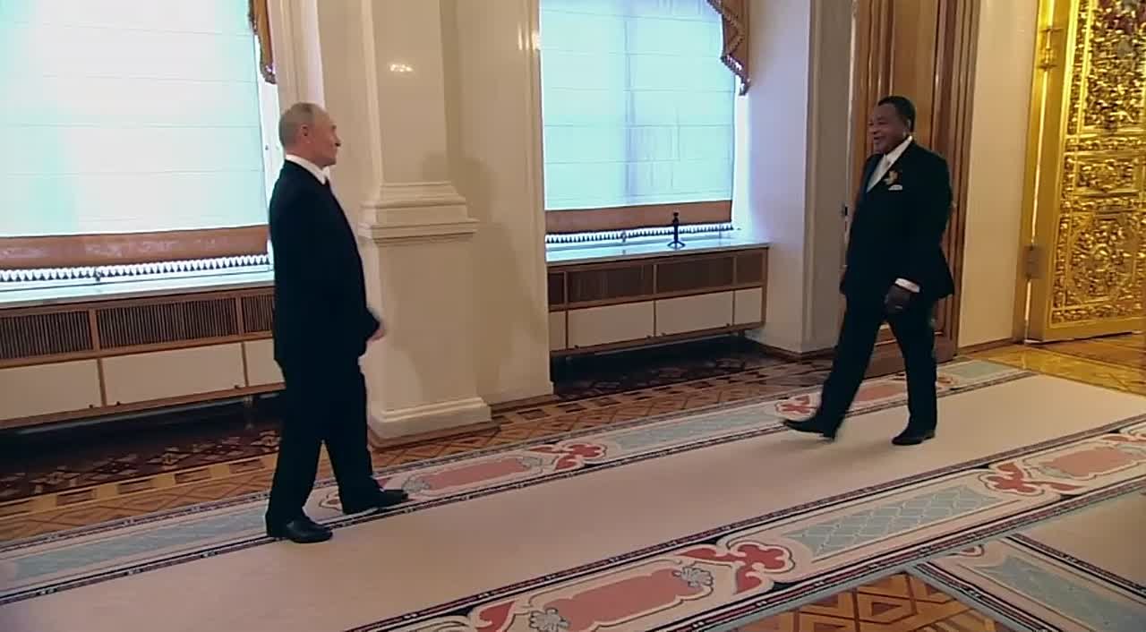 Путин лично встретил иностранных гостей, которые прибыли в Кремль на торжественный обед в честь 80-летия Победы