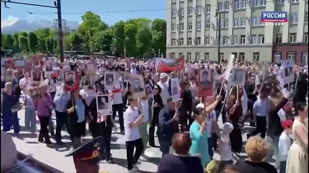 Около 15 тысяч человек прошли в колонне "Бессмертного полка" во Владикавказе, сообщает ГТРК "Алания" со ссылкой на региональное отделение движения "Бессмертный полк России"