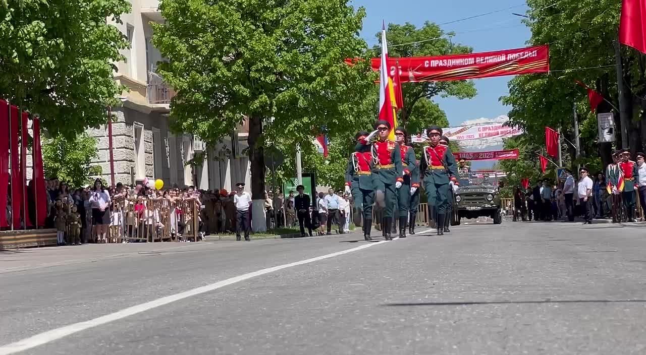 Прямо сейчас на главной площади города-героя Цхинвал проходит военный парад, посвященный 80-летию Великой Победы