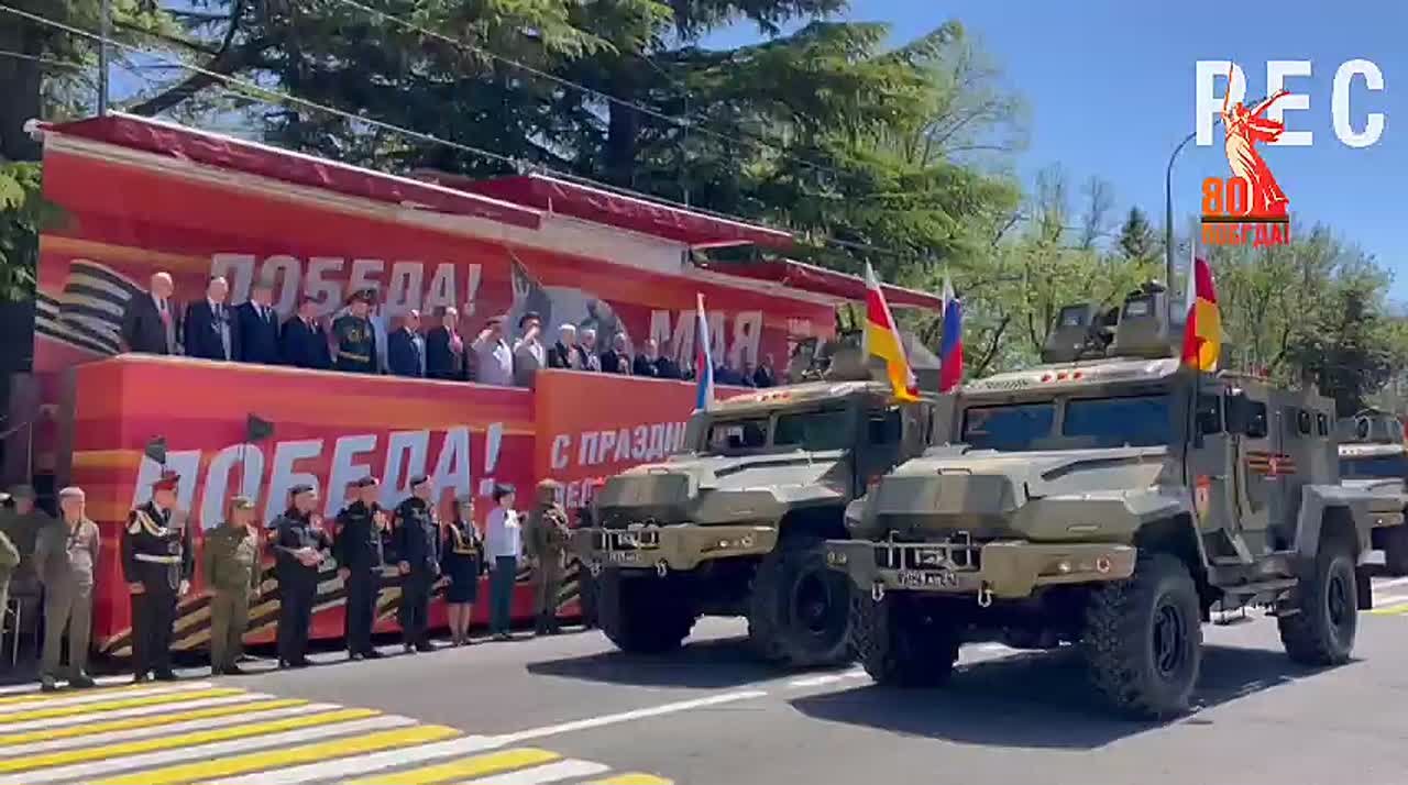 Военная техника проехала по главной площади Цхинвала