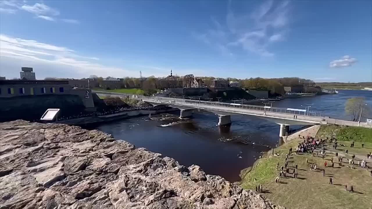 Концерт, посвященный празднованию 80-летия Победы проходит в Ивангороде на берегу Нарвы, его видно и слышно и с эстонской стороны, сообщили власти Ленобласти