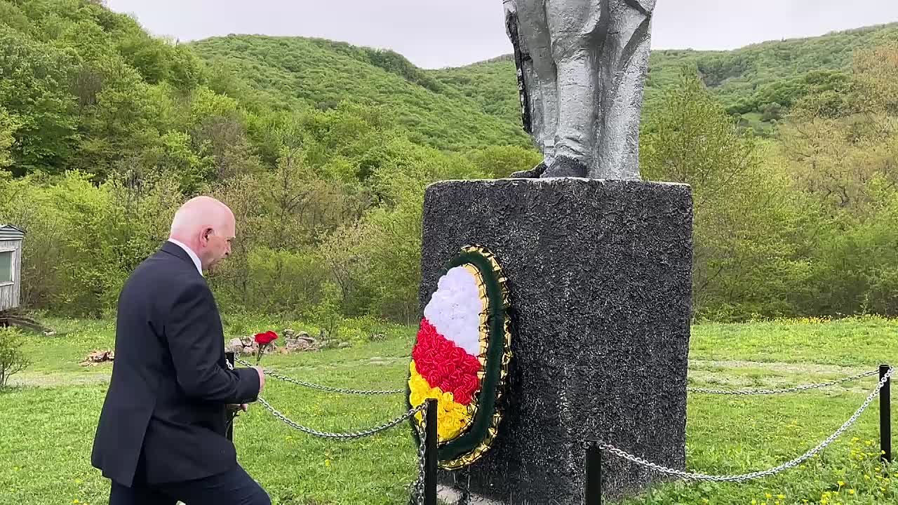 В Ленингорском районе Южной Осетии празднование 80-летия Дня Победы началось с торжественных церемоний возложения цветов к монументам героям-землякам, сражавшимся на фронтах Великой Отечественной войны