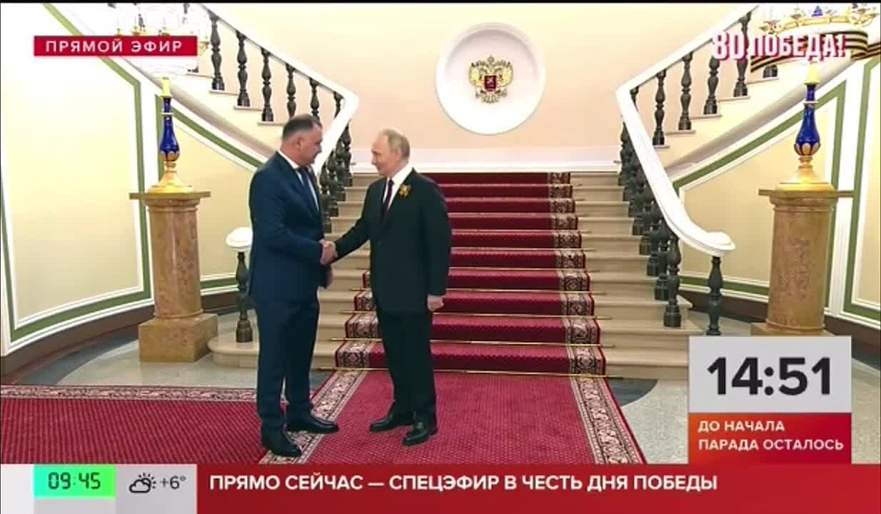 Владимир Путин поприветствовал Алана Гаглоева в Кремле