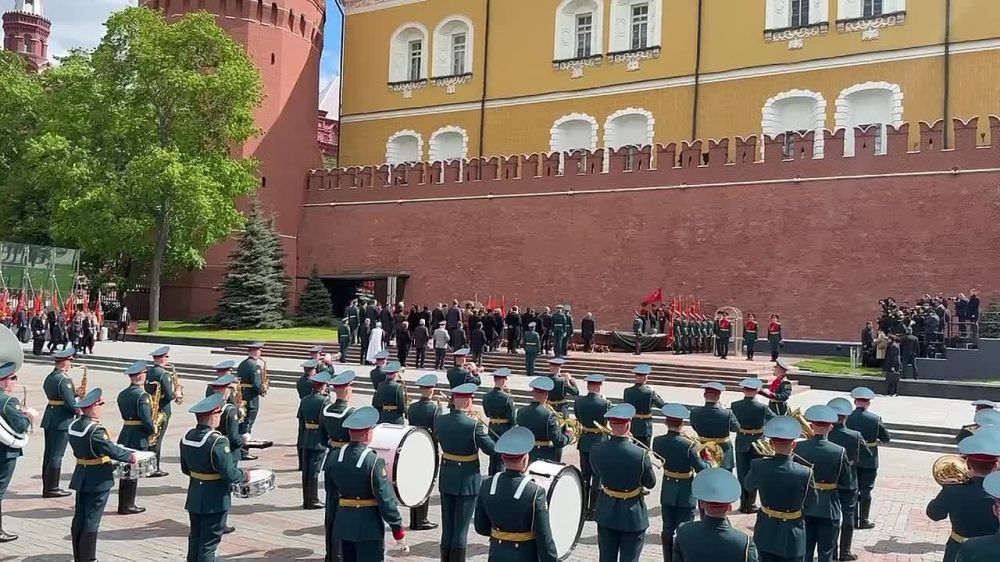 Президент Южной Осетии Алан Гаглоев вместе с президентом России Владимиром Путиным и главами иностранных государств возложили цветы к Могиле Неизвестного Солдата в Александровском саду и почтили память погибших минутой...