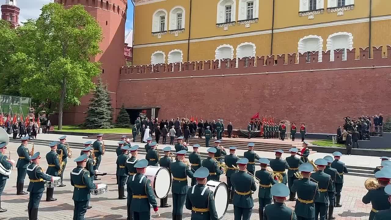 Президент Южной Осетии Алан Гаглоев вместе с президентом России Владимиром Путиным и главами иностранных государств возложили цветы к Могиле Неизвестного Солдата в Александровском саду и почтили память погибших минутой...