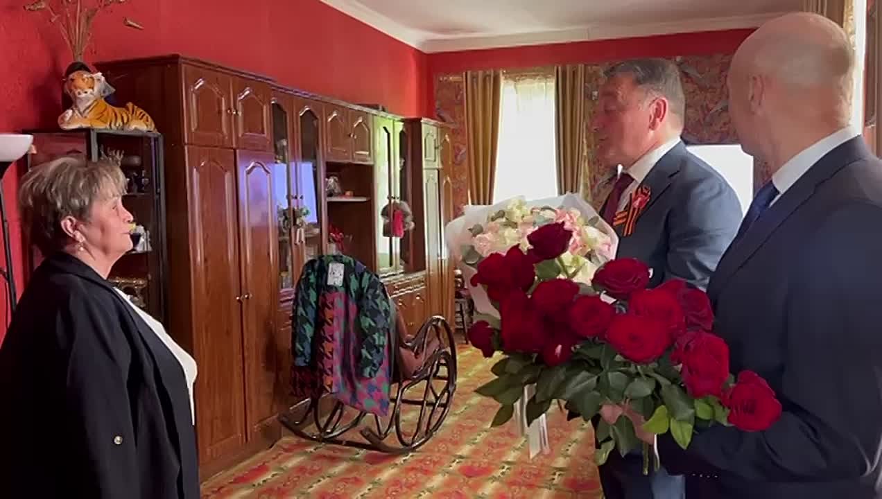 Председатель правительства Константин Джуссоев и посол РФ в РЮО Марат Кулахметов поздравили с Днем Победы и днем рождения жительницу республики Победу Лохову
