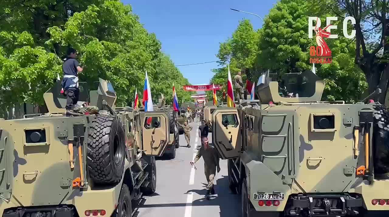 В центре Цхинвала — торжественная атмосфера, звучит музыка военных лет, парадные расчёты готовятся к шествию