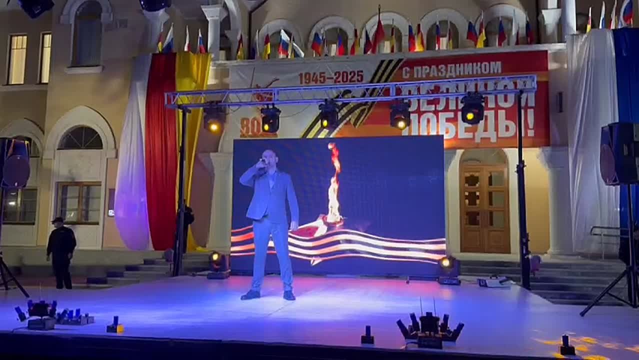 На театральной площади города-героя Цхинвал проходит большой праздничный концерт «Поклонимся великим тем годам», посвященный 80-летию Великой Победы